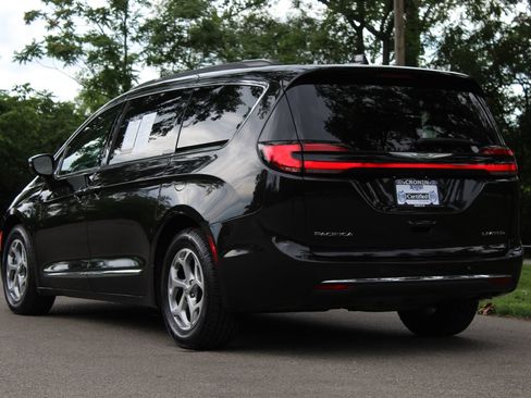 Used 2023 Chrysler Pacifica Limited FWD image 6