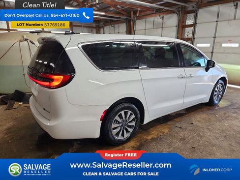 Used 2023 Chrysler Pacifica Touring-L FWD image 4