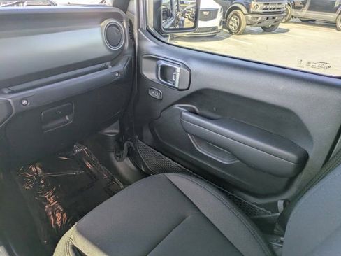 Used 2023 Jeep Gladiator Willys image 14