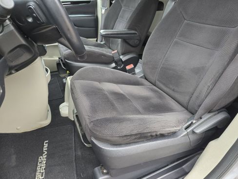 Used 2014 Dodge Grand Caravan SE image 18