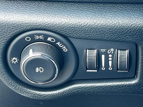 New 2025 Chrysler Pacifica Select image 15