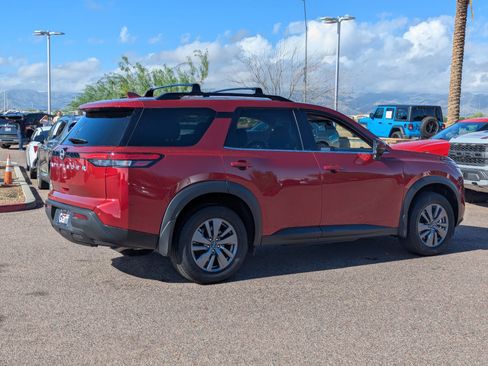 Used 2025 Nissan Pathfinder SV image 3