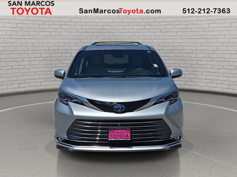 Used 2025 Toyota Sienna Platinum AWD/4WD image 2