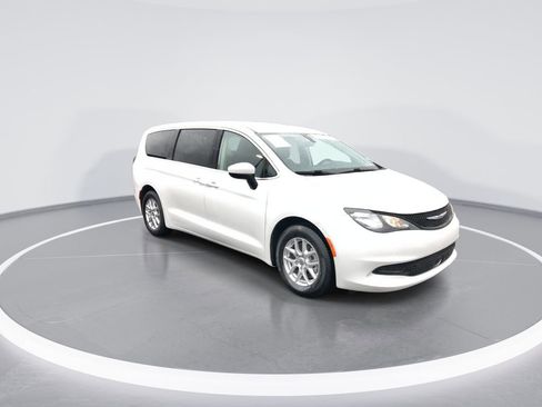 Used 2022 Chrysler Voyager LX FWD image 2