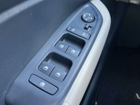 Certified 2024 Hyundai Venue Limited FWD image 19