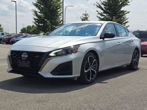 Used 2024 Nissan Altima 2.5 SR FWD image 3