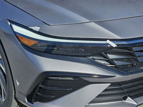 New 2025 Hyundai Elantra Limited image 8