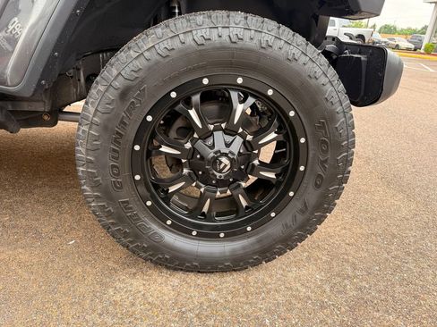 Used 2018 Jeep Wrangler Unlimited Sahara AWD/4WD image 30