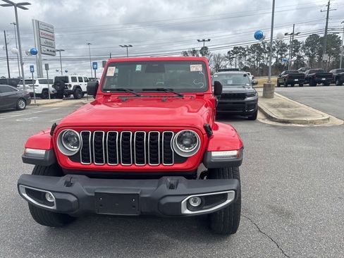 Used 2025 Jeep Wrangler Unlimited Sahara image 2