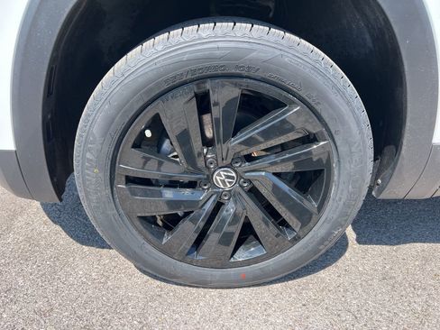 Used 2022 Volkswagen Atlas Cross Sport SE w/ Black Wheel Package FWD image 7