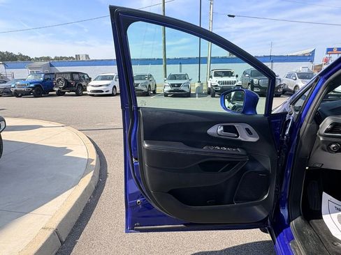Used 2018 Chrysler Pacifica Limited FWD image 18