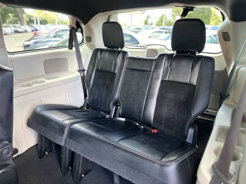Used 2018 Dodge Grand Caravan SXT image 23