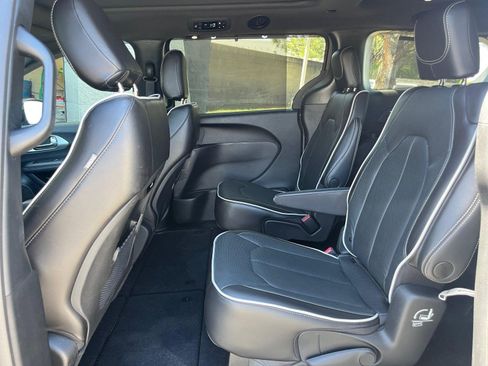 Used 2023 Chrysler Pacifica Limited w/ S Appearance Package AWD/4WD image 25