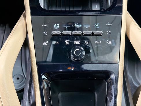 Used 2025 Porsche Cayenne image 33