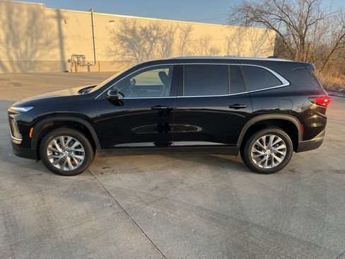 Used 2025 Buick Enclave Preferred image 3
