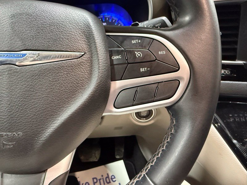 Used 2018 Chrysler Pacifica Touring-L FWD image 23
