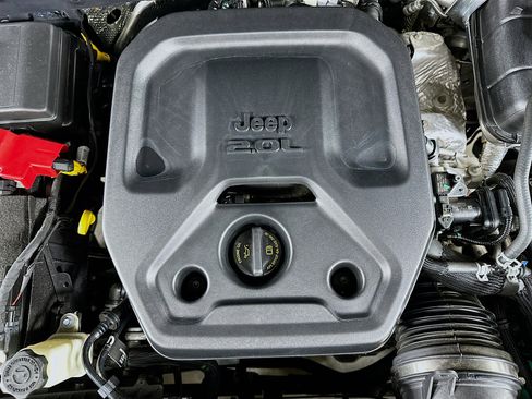 Used 2025 Jeep Wrangler Sahara image 32