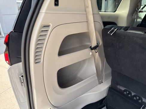 Used 2024 Chrysler Pacifica Touring-L FWD image 18