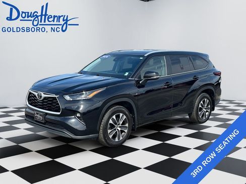 Used 2024 Toyota Highlander XLE AWD/4WD image 1