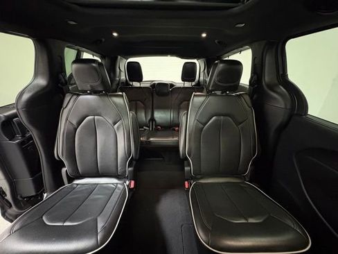 Certified 2025 Chrysler Pacifica Limited image 19