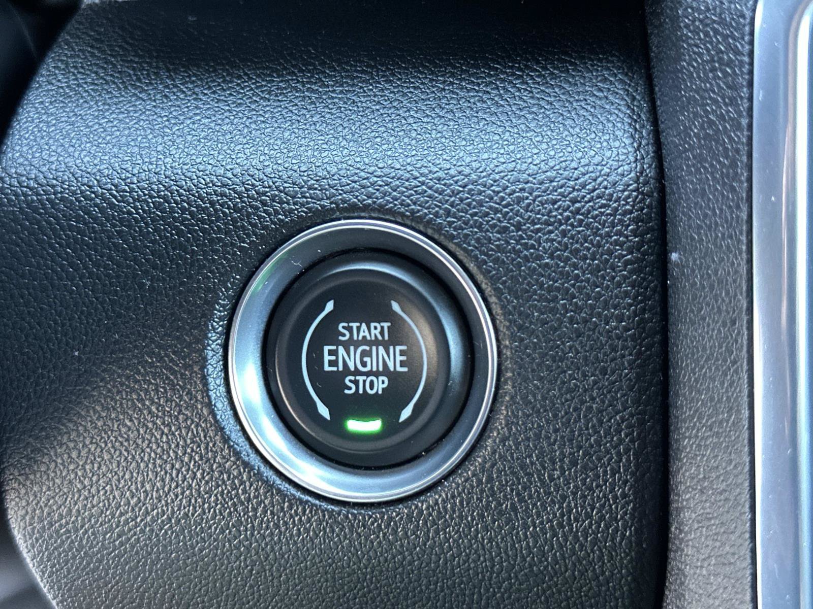 Used 2026 GMC Acadia Elevation w/ Elevation Premium Package FWD image 17