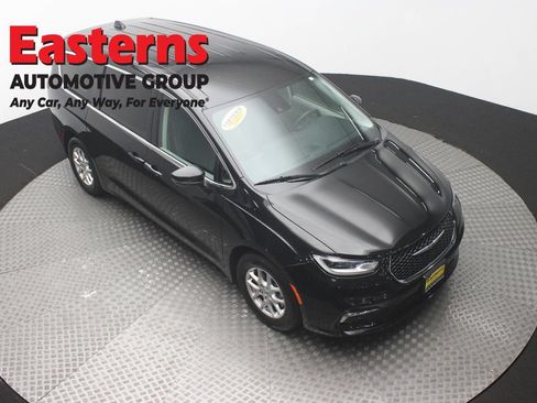 Used 2023 Chrysler Pacifica Touring-L FWD image 3