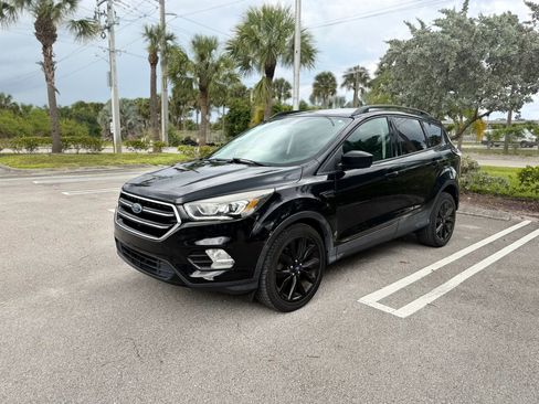 Used 2018 Ford Escape SE w/ SE Sport Appearance Package FWD image 2