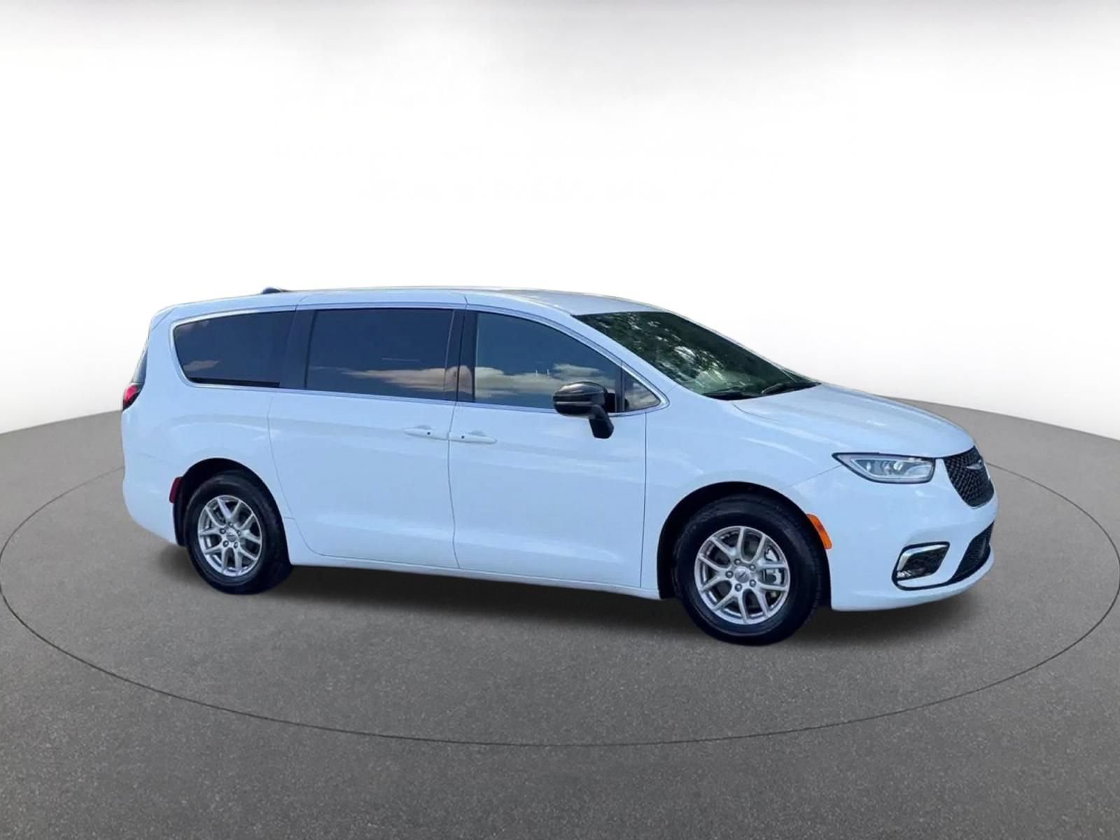 Used 2025 Chrysler Pacifica Select FWD image 2