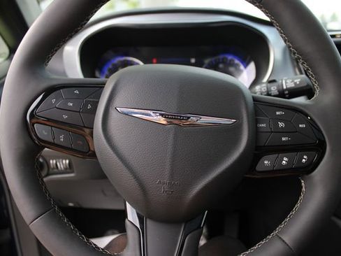 Used 2025 Chrysler Pacifica Limited FWD image 16