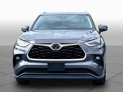 Used 2021 Toyota Highlander XLE AWD/4WD image 4