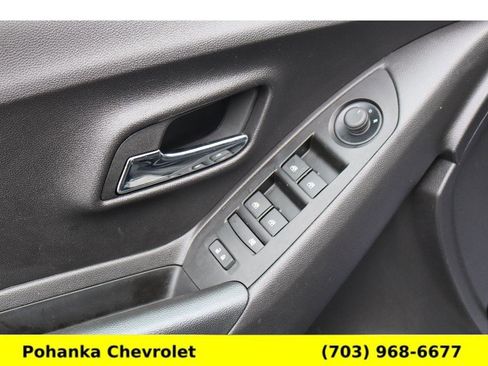 Used 2022 Chevrolet Trax LT w/ LT Convenience Package image 22