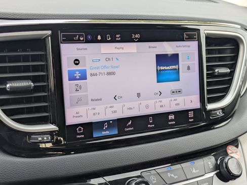 Used 2023 Chrysler Pacifica Touring-L image 18