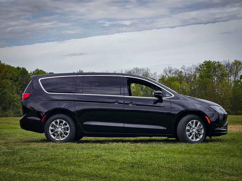 New 2027 Chrysler Pacifica Select AWD/4WD image 2