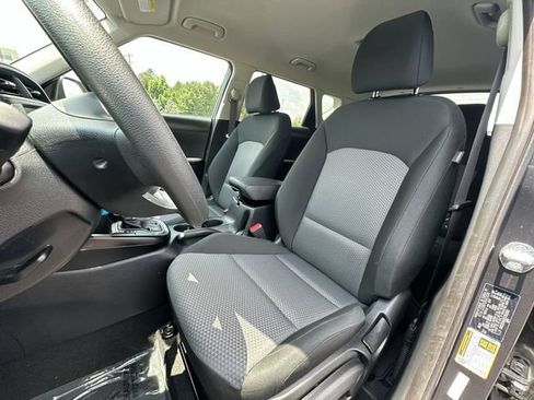 Used 2025 Kia Soul LX w/ LX Technology Package FWD image 17