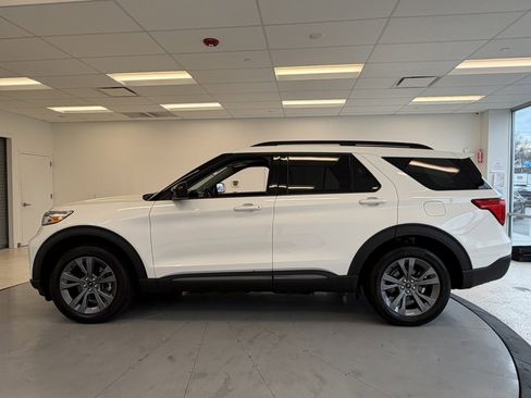 Used 2022 Ford Explorer XLT w/ Equipment Group 202A image 4
