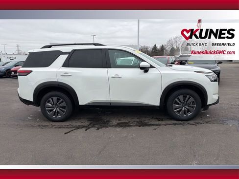 Used 2025 Nissan Pathfinder SV image 4