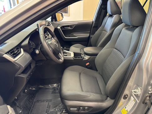Used 2024 Toyota RAV4 SE w/ Convenience Package image 7