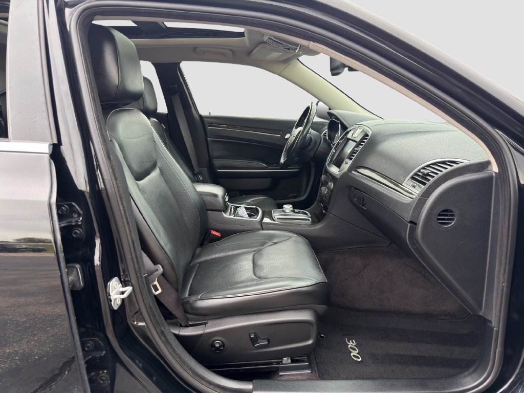 Used 2016 Chrysler 300 C RWD image 27