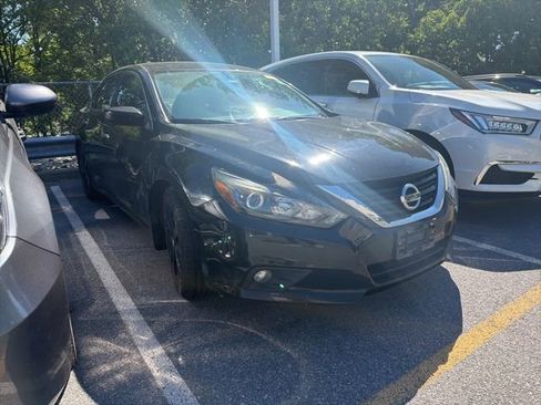 Used 2017 Nissan Altima 2.5 SR w/ Midnight Edition Package FWD image 3
