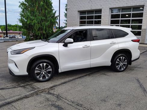 Used 2023 Toyota Highlander XLE AWD/4WD image 10
