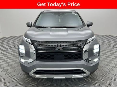 Used 2024 Mitsubishi Outlander SE image 2