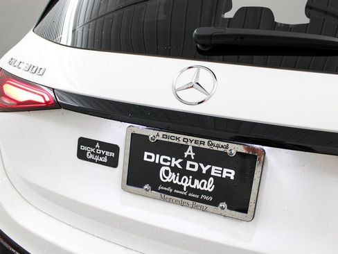 Used 2025 Mercedes-Benz GLC 300 4MATIC image 36