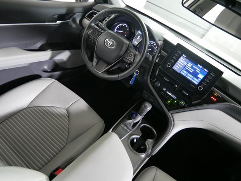 Used 2024 Toyota Camry SE FWD image 9