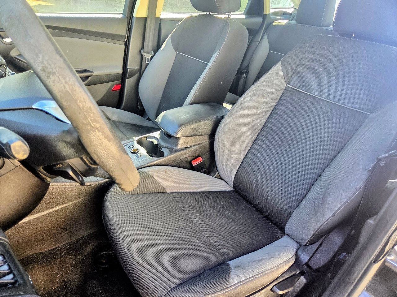 Used 2013 Ford Focus SE w/ SE Winter Pkg FWD image 9