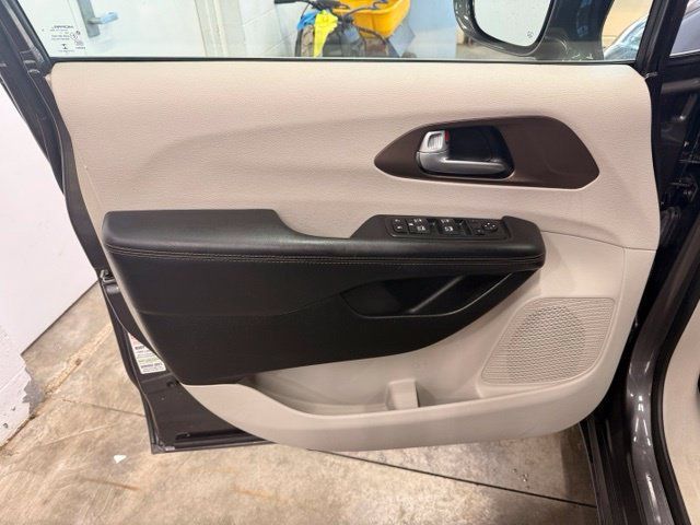 Used 2017 Chrysler Pacifica Touring-L Plus w/ Tire & Wheel Group FWD image 8