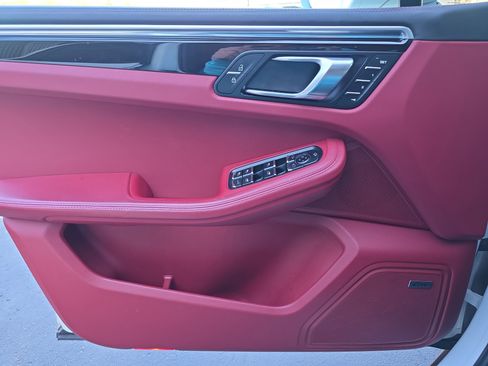 Used 2022 Porsche Macan AWD image 18