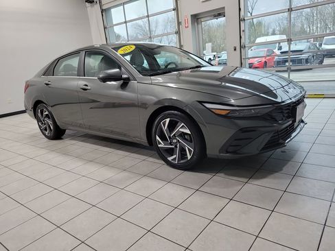 Used 2024 Hyundai Elantra Limited image 3