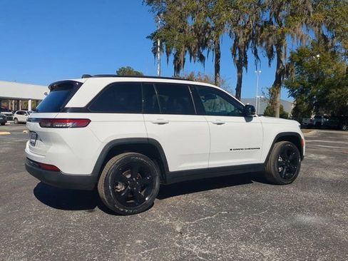 Used 2023 Jeep Grand Cherokee Altitude image 4