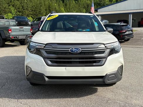Used 2025 Subaru Forester Premium AWD/4WD image 2