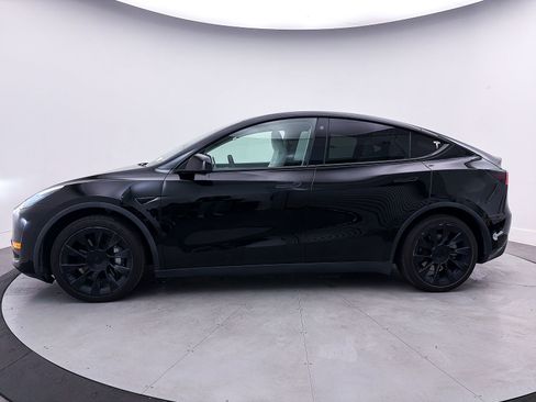 Used 2021 Tesla Model Y Long Range image 34
